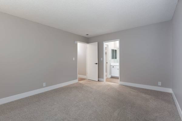 $2,530 / 2br - 1018ft2 - Covered parking, Swimming pool, Entry closet (hayward / castro valley)63851969271425124