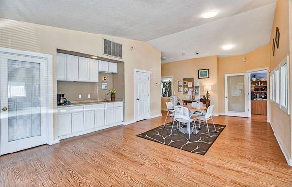 $1,241 / 1br - 676ft2 - WE LOVE OUR PETS!! Great Community for Animal-Lovers! (Tacoma)63786614166531120