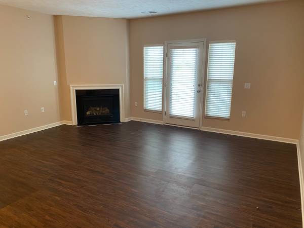 $1,300 / 1br - 865ft2 - Two Pools and Two Fitness Centers! FREE FIRST MONTH OF RENT!64021006796418124