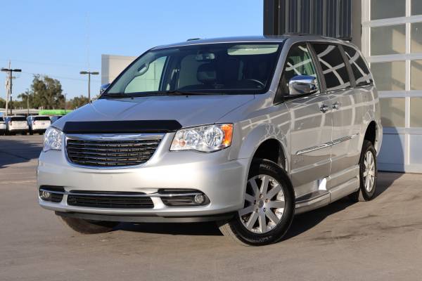 2012 Chrysler Town & Country photo 3
