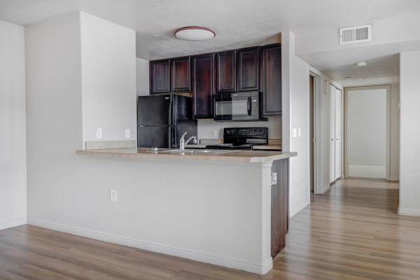 $1,466 / 2br - 817ft2 - Close to Trax, Online Payments Available, Swimming Pool, Microwave63670937563393120