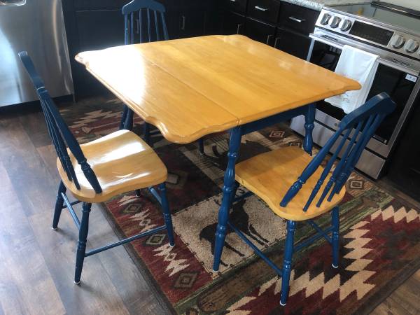 Small table and 4 Chairs 1
