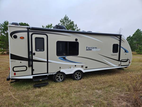 Coachmen Freedom Express 1