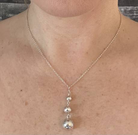 Collar de plata estilo Tiffany con cuentas graduadas - $65 (Burbank)63435448967811121