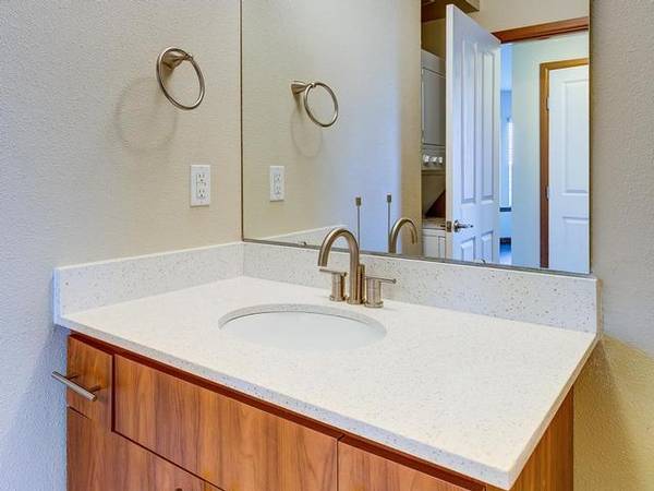 $1,760 / 1hab - 821ft2 - Electrodomésticos de acero inoxidable, encimeras de granito, muebles personalizados (Renton)63850642375043121