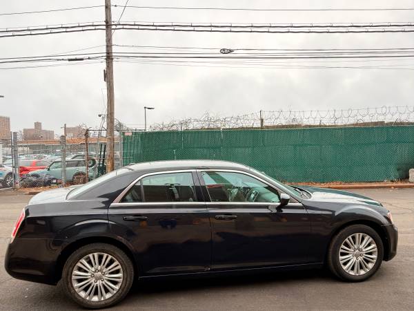 2014 Chrysler 300 AWD 2 dueños título limpio - $4,500 (Bensonhurst)63654718275459123