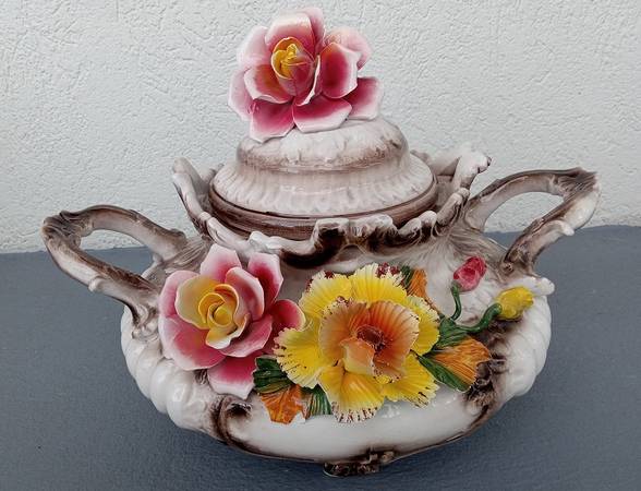Capodimonte Italy HUGE Flowery 2-Handle Tureen/Covered Bowl EXC+ 1