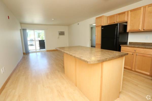 $1,095 / 2br - 970ft2 - Dishwasher, Walk-in Closet, Elevator (705 E Highland Dr, Williston, ND)64017206010883123