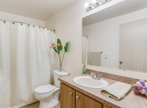 $1,550 / 2br - OBTÉN $1700 en AHORROS - Unidad estilo jardín + juego de lavadora/secadora y lavavajillas (Glenfair)63831682210177121