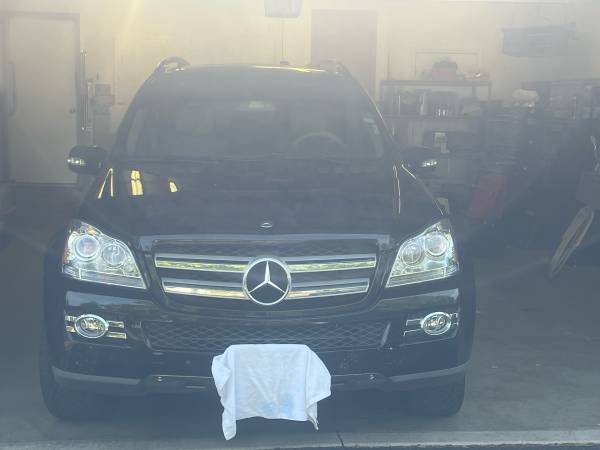 Mercedes Benz gl - $5,500 (Elwood)63618775462531121