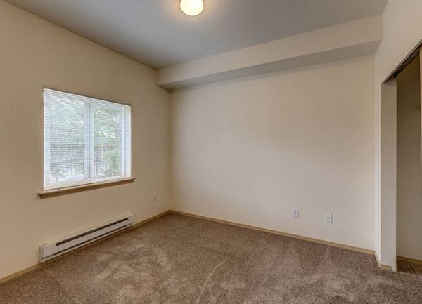 $1,925 / 2 habitaciones - Patio, armarios espaciosos, recepción de paquetes (149 South 140th Street, Burien, WA)63850642623747123