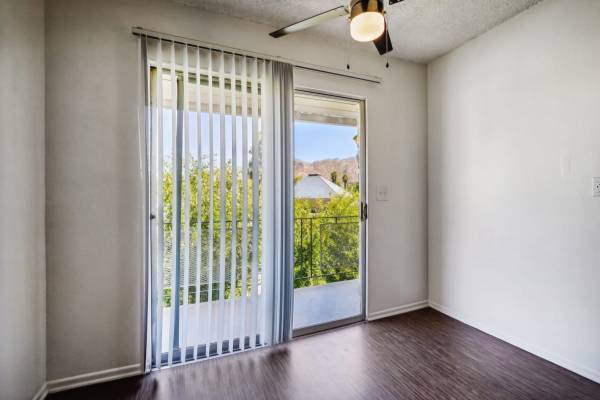 $2,595 / 2br - 950ft2 - Large Living Spaces, Smart Apartment, Air Conditioner (160 W Big Springs Rd, Riverside, CA)64028082786434122