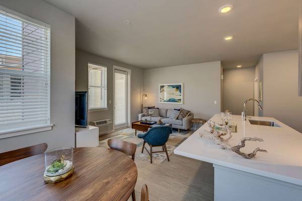 $2,977 / 3br - 1241ft2 - 3BD 2BA, senderos para bicicletas, ducha de pie (13285 Southwest Hawks Beard Street, Tigard, OR)63914853058563120