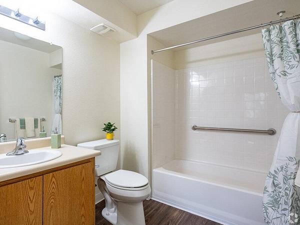 $1,192 / 1hab - 535ft2 - Centro de Negocios, Unidades en Planta Alta y Baja, Piso de Vinilo (Downtown Dixon)63844740912131122