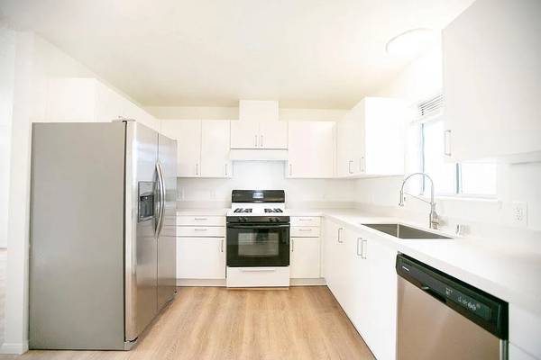 $1,700 / 2br - 950ft2 - 2 habitaciones/1 baño ubicado céntricamente con patio privado en un trplex tranquilo (Yucca Valley)63668320948227120