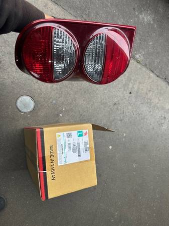 06 Jeep Liberty Left OEM Used tail light / 1