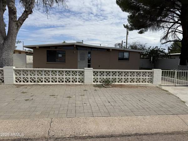$987 / 4br - 249 W Brown Dr, (Sierra Vista, AZ)63784965090307120