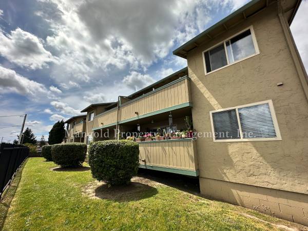 $2,350 / 2br - 726ft2 - Upstairs Apartment with Balcony Located In Salinas Neighborhood (Salinas)64009501351298124