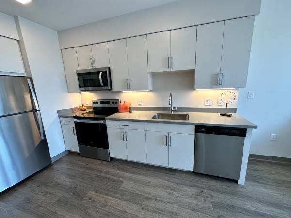 $1,899 / 1br - 588ft2 - PRICE DROP!  Washer/Dryer, Balcony, FREE Rent + FREE HW and Wi-Fi! (409 Elm St, Manchester, NH)63931520411395124