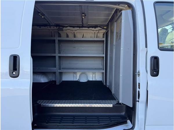 2021 Chevrolet Express 3500 - Photo 12