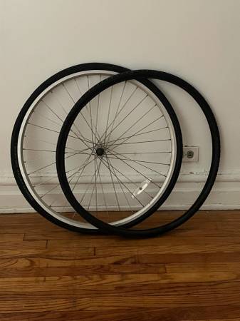 700 wheel and 2 tires 1