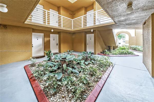$2650.00 / 2br - 1126ft2 - Beautiful 2-Bed, 2-Bath Condo in Soleil in Fontainebleau Blvd63906440292354122