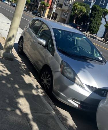 Honda Fit plateado - $9.985 (Pacific Heights)63499039938307122