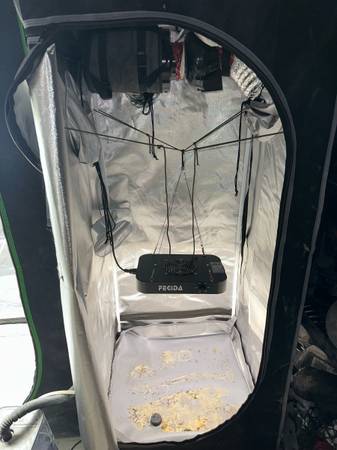 Selling full 24”x24”x56” grow tentsetup complete with light and carbon fil 1