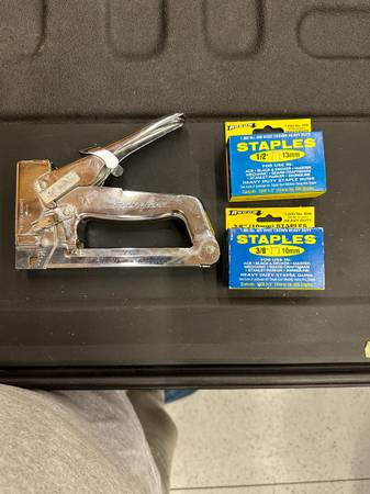 STAPLE GUN - SWINGLINE 1000 1