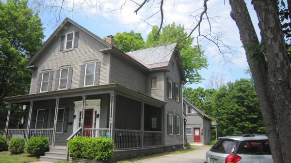 $1,530 / 2br - 700ft2 - 901WA-2 SPRAWLING 2 BEDROOM WITH PORCH ON FIRST FLOOR (Brattleboro)633134030565151223