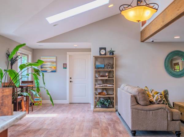 $2,095 / 3br - 3 Bed 2 Bath in Upscale Cat-Friendly Unit w Luxury Designer Interiors (West Salem)63660412809729123