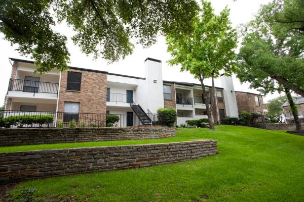$1,675 / 3br - 1104ft2 - Brand New Cabinet Fronts, Large Closets, Microwave (4328 Duck Creek Dr, Garland, TX)63846410249857123