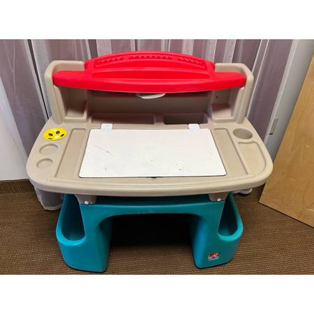 Step2 Deluxe Art Master Children’s Desk. Kids activity table 1