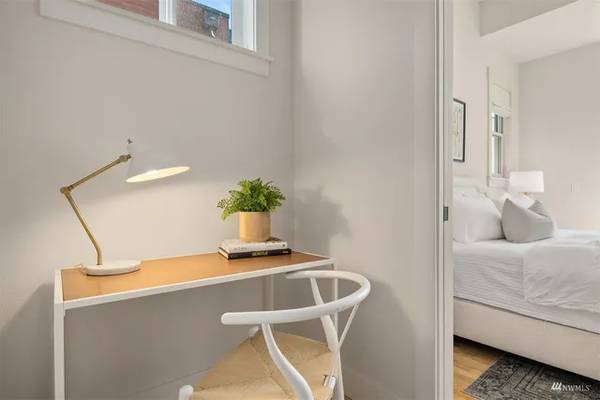 $2,030 / 1br - Live in or rent this beautiful cottage while you wait for permits (Kirkland, WA)63814711893891123