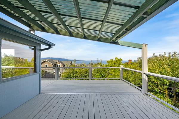 $3,000 / 2br - 1536ft2 - Charming 2-Bdrm Home with Stunning Water Views near Historic Downtown (Bellingham)63920958932354122