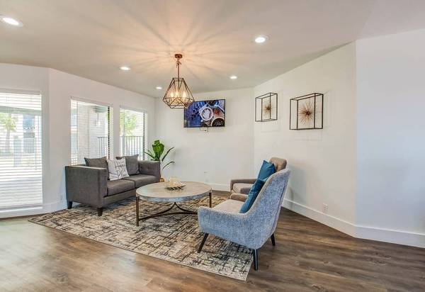 $1,000 / 1br - EVERYTHING YOU NEED RIGHT HERE AT THE FALLS!!! (GLENDALE)64047708065793121