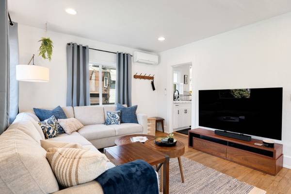 $4000.00 / 2br - 1140ft2 - 811 NE 63rd St, Seattle, WA 98115 #13964031134723969123