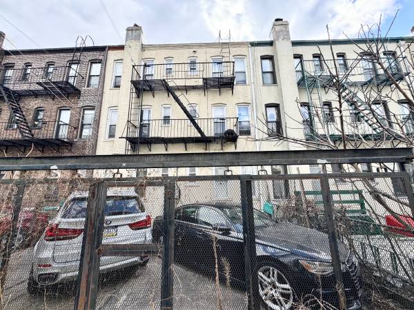 $1,749,000 / 8br - 4992ft2 - Six Family Building For Sale In Long Island City (Long Island City)63827341290113124