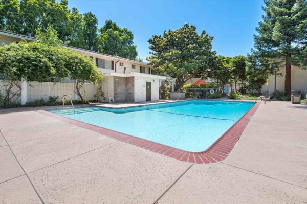 $3,247 / 2 habitaciones - 940 pies² - Estacionamiento cubierto asignado, centro de fitness, patio interior (los gatos)63868036688897124