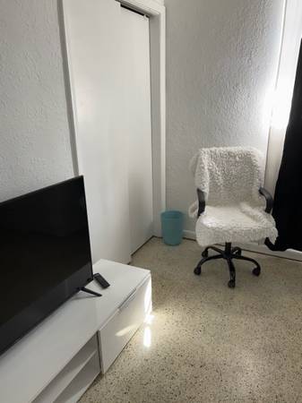 $750 / 2br - Spacious room in family home (Miami Gardens)63379710139779123