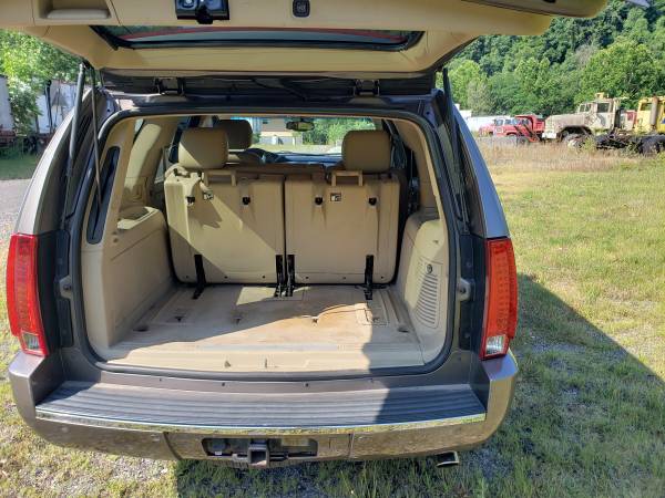 2011 CADILLAC ESCLADE - $11,000 (JOHNSTOWN)63625169683843123