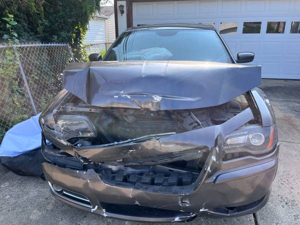 2014 300S reparables - $4,000 (Eastpointe)63622126138371120