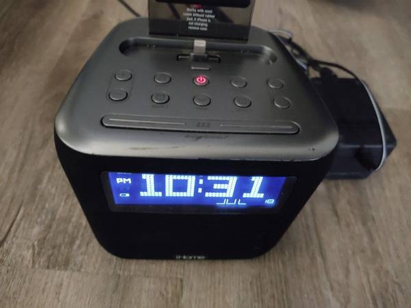 iHome Lightning iPod/iPhone Docking Station Radio (Model: iPLA24) For - $10 (Los Angeles)63471471161985121