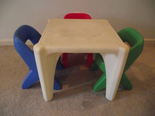 KIDS DURABLE PLASTIC TABLE with 3 CHAIRS 1