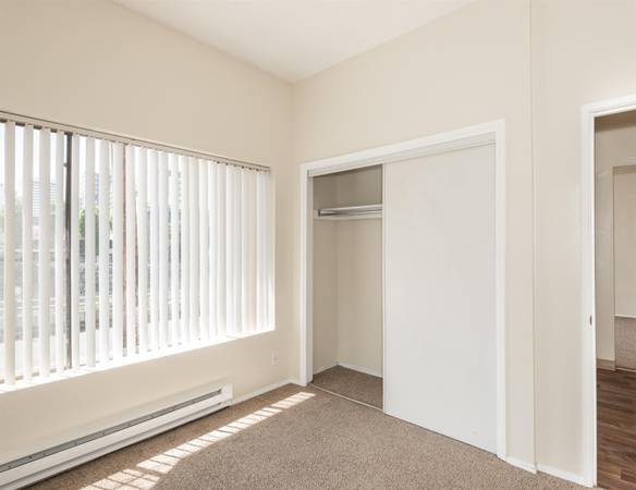 $1,100 / 3br - Fully Updated Spacious Interior - Pet Friendly Location with Yard (South Cleveland)63924296720898124