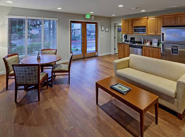 $1,595 / 2br - Enjoy the Scenery & Gorgeous Creeks, Clubhouse + Two Bedroom (Gresham)64039222890113123