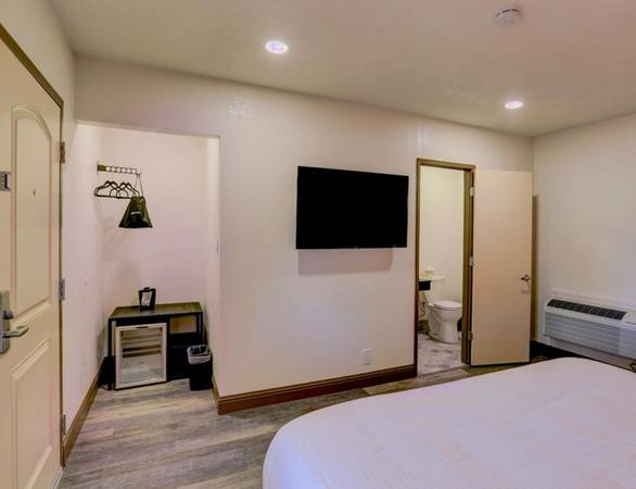 $399 / 1br - FLAT WEEKLY RATE on Stockton - Furnished, WiFi, Coffee, Fresh Sheets! (South Sacramento)64043837635586122