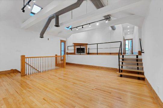 $3,995 / 3br - 2239 N. Clybourn Ave. Unit 2 - ONE MONTH FREE!! (Lincoln Park)63960014492034121