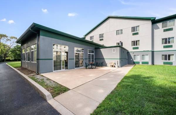 $1,050 / 1br - Apartment Alternative: Fully Furnished with a Kitchen (148 Regency Park, O'Fallon, IL)63924426067843121