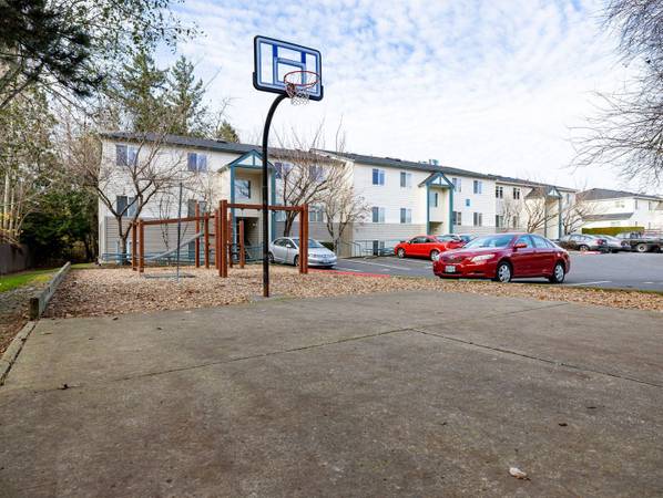 $1,350 / 2br - 800ft2 - 2 Bed, Pet Friendly, 24/7 Maintenance (805 NE Kane Dr, Gresham, OR)63914971087618121